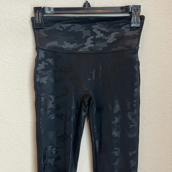 Spanx Faux Leather Camo Leggings Size Small - Picture 4 of 9